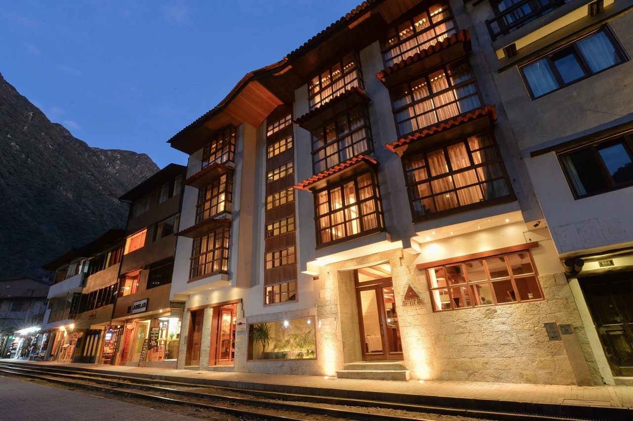 Our hotel benefits from an exceptional location in the town of Machu Picchu, near the legendary Inca Citadel and a few minutes from the train station. The famous Vilcanota River flows beyond our doors; Admire the views and let the relaxing water sounds accompany him to sleep after a day of exploration