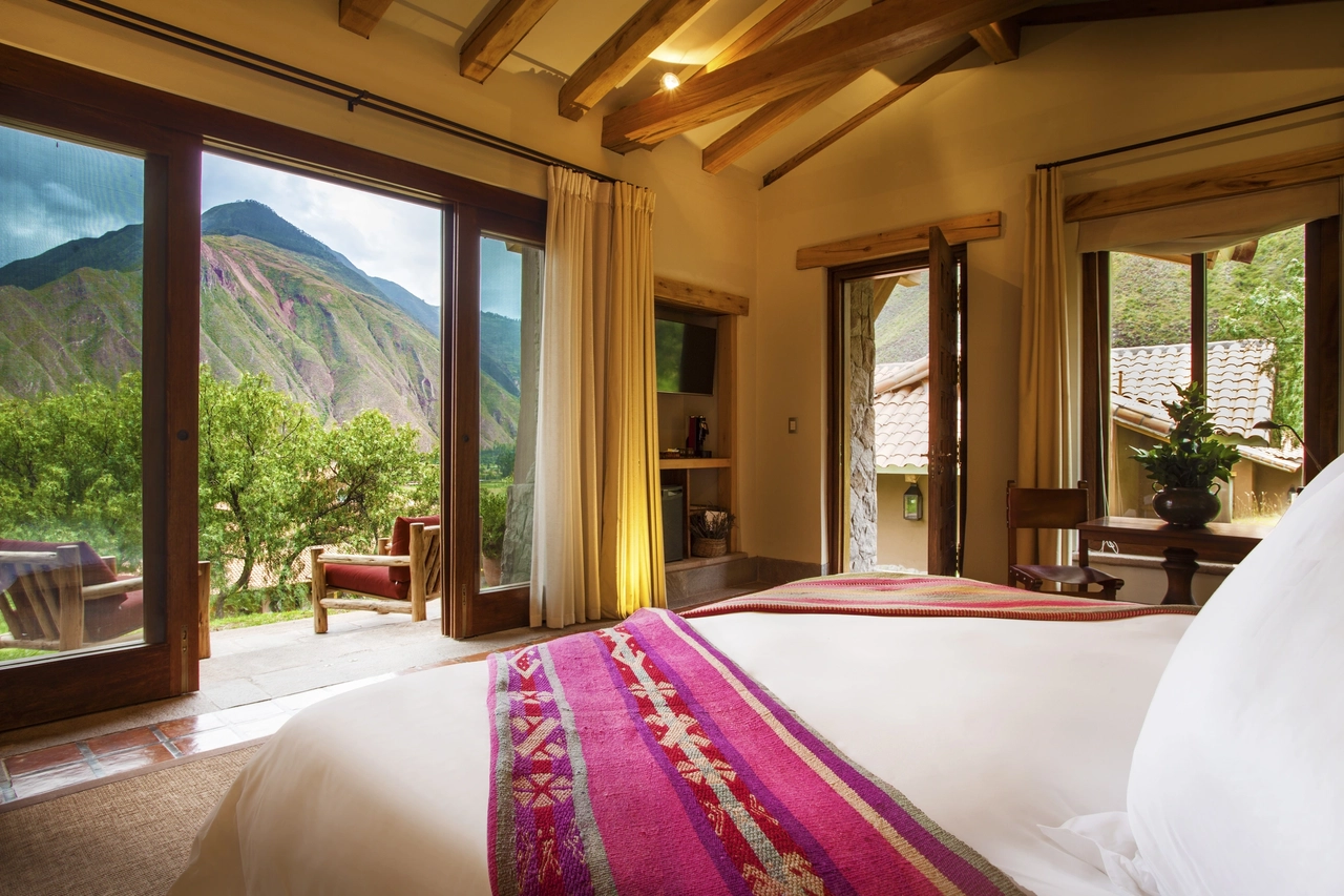 Inkaterra Hacienda Urubamba is a 5 -star Hacienda contemporary hotel in the Sacred Valley of the Incas, between Cusco and Machu Picchu. Immersed in the field, the hotel has approximately 40 hectares and is surrounded by imposing green mountains.